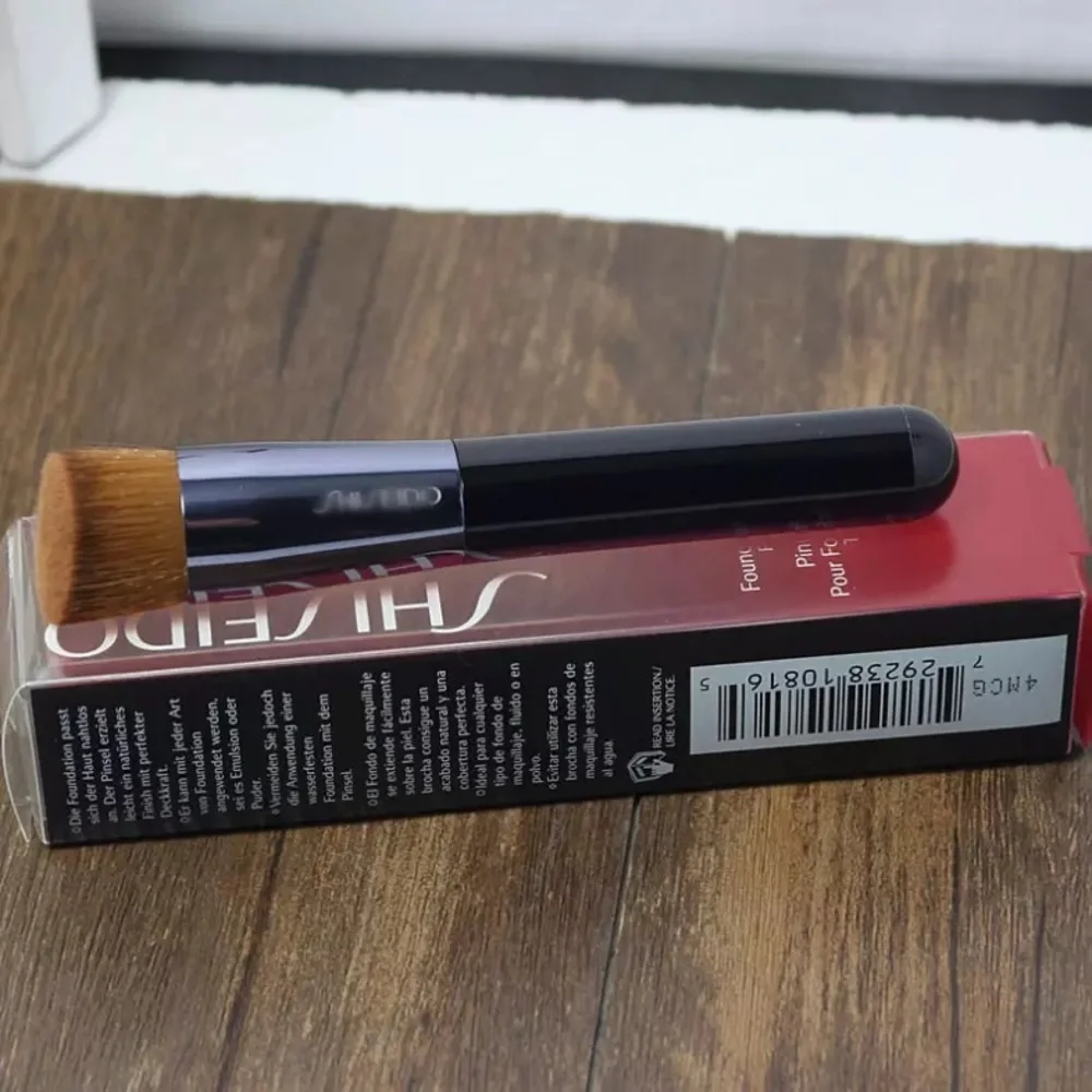 Shiseido Foundation Brush - Black Handle with Brown Bristles